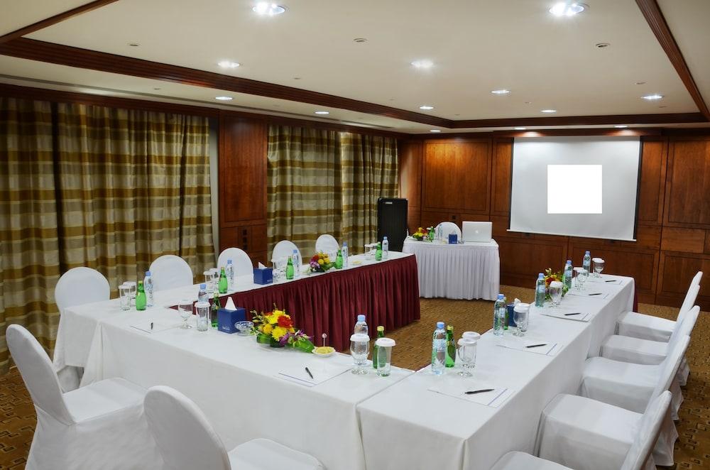 Swiss-Belhotel Sharjah Bagian luar foto
